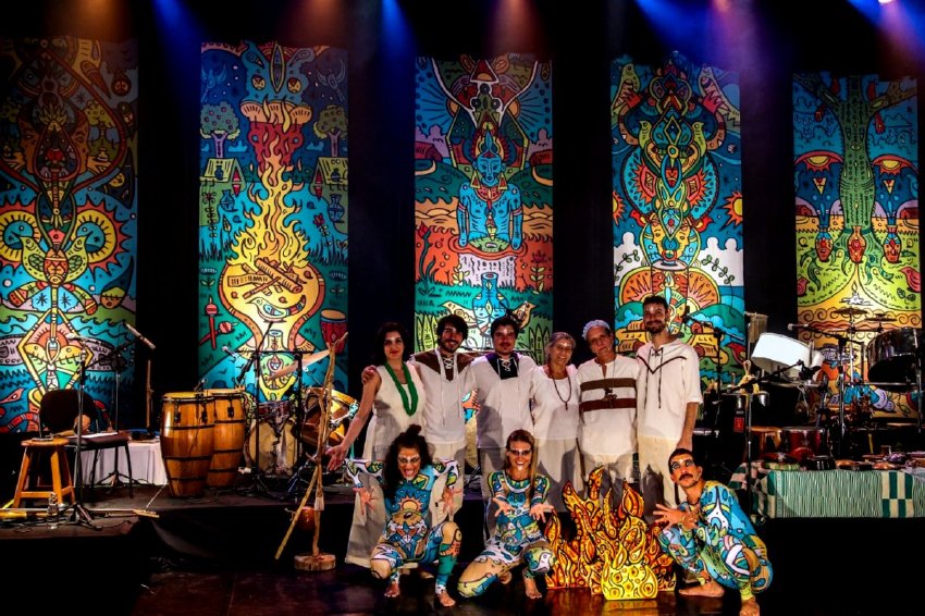 Sérgio Boré com o grupo Tambores Urbanos